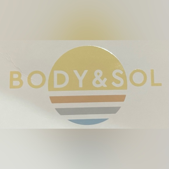 NWT. $36R Body & Sol Henley Crop Tank. Size M - Picture 4 of 7